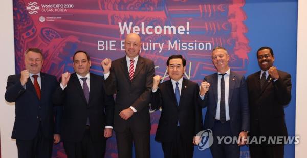 Industry Minister Lee Chang-yang (3rd from R) poses for a photo with Patrick Specht (3rd from L), president of the Bureau Internatio<em></em>nal des Expositions (BIE) Administration and Budget Committee, and other members of the Enquiry Mission prior to their talks at a hotel in Seoul on April 3, 2023. (Yonhap)