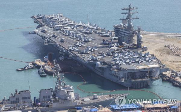 This photo, taken on March 28, 2023, shows the USS Nimitz aircraft carrier docking at a naval ba<em></em>se in Busan, 325 kilometers southeast of Seoul. (Pool photo) (Yonhap) 
