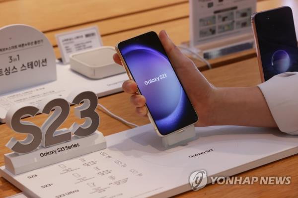 A customer visits a shop in the headquarters of Samsung Electro<em></em>nics Co. in Seoul on Feb. 17, 2023, to purchase the tech giant's latest Galaxy S23 smartphone that was released globally the same day. (Yonhap)