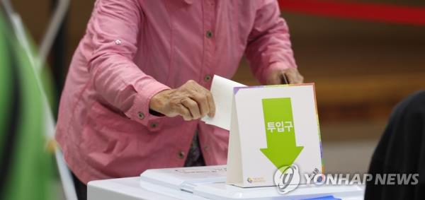 A voter takes part in early voting for by-elections at a polling station in Changnyeong, South Gyeo<em></em>ngsang Province, in this photo taken March 31, 2023. (Yonhap)
