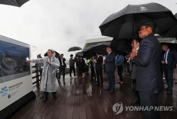(LEAD)国际展览局代表参观釜山拟建的2030年世博会主会场