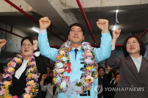 进步党金波党首次获得国会席位