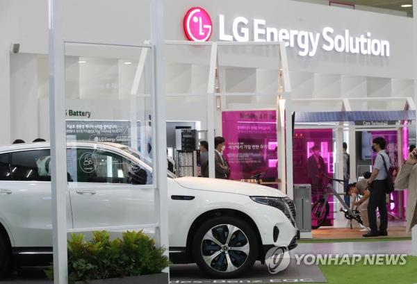Visitors look around an LG Energy Solution booth at InterBattery 2021 at COEX in Seoul, in this file photo take June 9, 2021. (Yonhap)