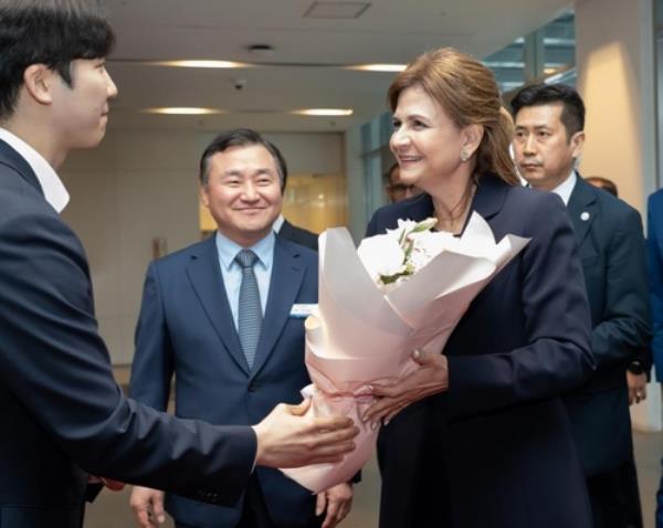 This photo, provided by Samsung Electro<em></em>nics Co., shows Dominican Republic Vice President Raquel Pena (R, front) visiting the Samsung Innovation Museum in Suwon, 34 kilometers south of Seoul, as part of her trip to South Korea on April 6, 2023. (PHOTO NOT FOR SALE) (Yonhap)