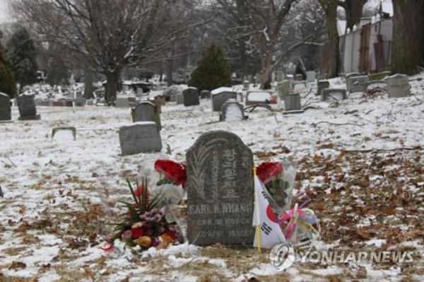 This file photo from March 29, 2019, shows the grave of Korean independence fighter Hwang Ki-hwan at Mount Olivet Cemetery in New York. (Yonhap)