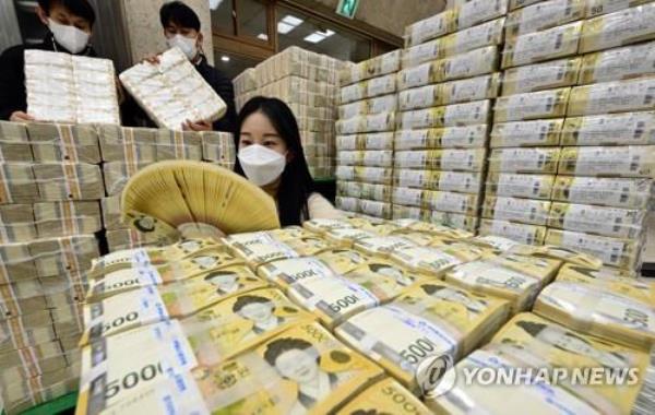 This file photo taken Jan. 17, 2023, shows an official checking 50,000 won (US$37.91) banknotes at a Bank of Korea branch in Suwon, Gyeo<em></em>nggi Province. (Pool photo) (Yonhap)