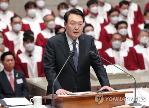 This photo shows President Yoon Suk Yeol delivering a speech during an Easter service at Youngnak Presbyterian Church in central Seoul on April 9, 2023. (Pool photo) (Yonhap)