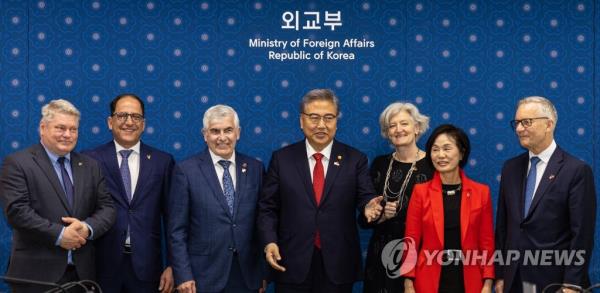 韩国外长在会见加拿大议员时赞扬了韩加关系