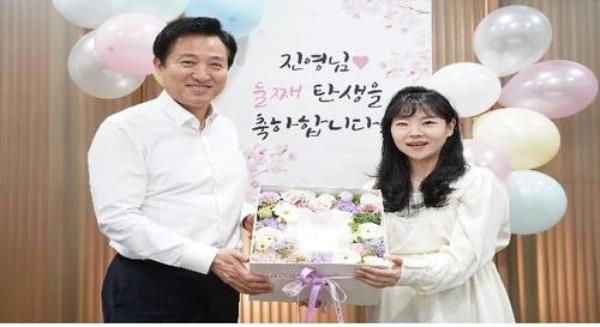This photo provided by the Seoul city government shows Mayor Oh Se-hoon celebrating the birth of a baby citizen. (PHOTO NOT FOR SALE) (Yonhap)