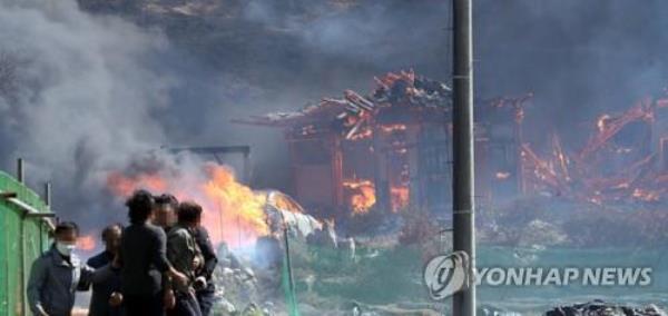 Residents of the northeastern coastal city of Gangneung evacuate urgently as a wildfire spreads to their homes on April 11, 2023. (Yonhap)