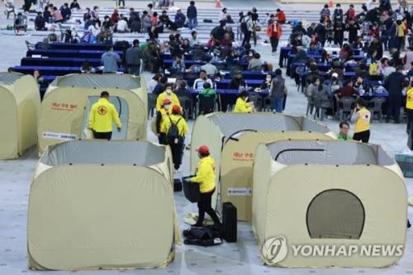 Korean Red Cross officials set up disaster relief shelters for wildfire victims at the Gangneung Ice Arena in the northeastern coastal city on April 11, 2023. (Yonhap)