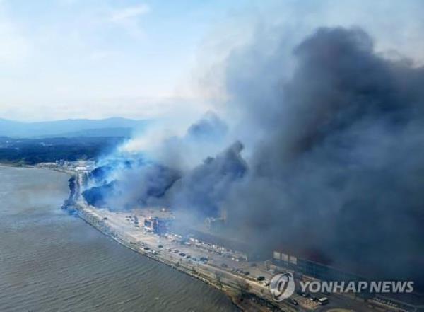 A wildfire rages along the coastal hills in the northeastern coast city of Gangneung on April 11, 2023, amid typhoon-class strong winds. (Yonhap)