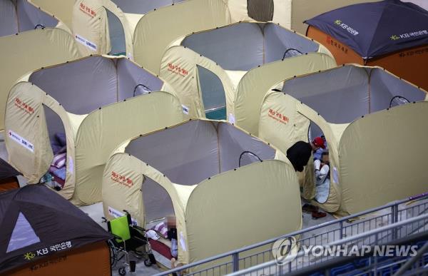 People are gathered in tents at a shelter in Gangneung, 168 kilometers east of Seoul, after evacuating from a wildfire that hit the city on April 11, 2023. (Yonhap)