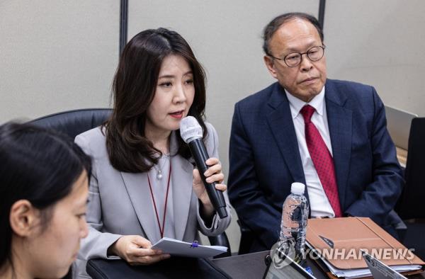 Seo Min-jung (C), director general for Asia and Pacific affairs at Seoul's foreign ministry, speaks to reporters on the issue of compensating South Korean wartime forced labor in Seoul on April 13, 2023. (Yonhap)