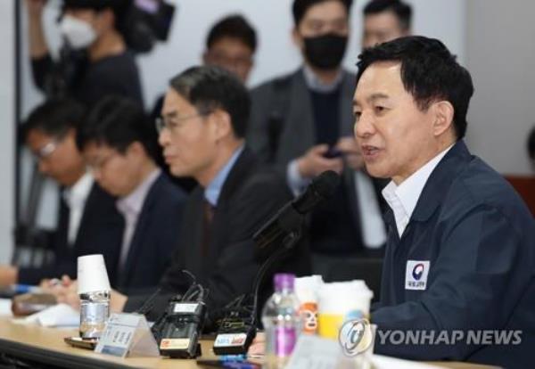 Transport Minister Won Hee-ryong (R) speaks during a government meeting co<em></em>nvened at Gimpo Internatio<em></em>nal Airport in western Seoul on April 14, 2023, to discuss measures to alleviate overcrowding on the Gimpo Goldline. (Yonhap)