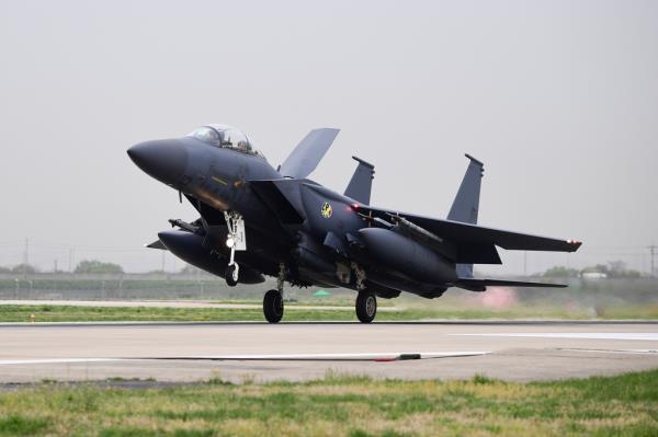 A South Korean F-15K fighter jet makes a landing at Gwangju Air ba<em></em>se in Gwangju, 267 kilometers south of Seoul, on April 14, 2023, in this photo provided by the Air Force. South Korea and the United States will stage a combined 12-day air exercise from April 17. (PHOTO NOT FOR SALE) (Yonhap)