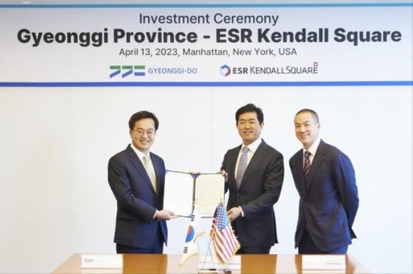 This photo, provided by the provincial government of Gyeo<em></em>nggi Province on April 14, 2023, shows Gyeo<em></em>nggi Gov. Kim Dong-yeon (L) holding an investment ceremony with the head of ESR-Kendall Square in New York on April 13 (local time). (PHOTO NOT FOR SALE) (Yonhap)