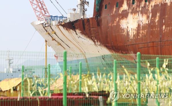 Yellow ribbons tied by mourners for the victims of the 2014 deadly sinking of the Sewol ferry wave in the wind on April 16, 2023, at a port in Mokpo, 309 kilometers southwest of Seoul, wher<em></em>e the wreck of the retrieved ship was put in place, as the country held its ninth memorial service for the victims. (Yonhap)