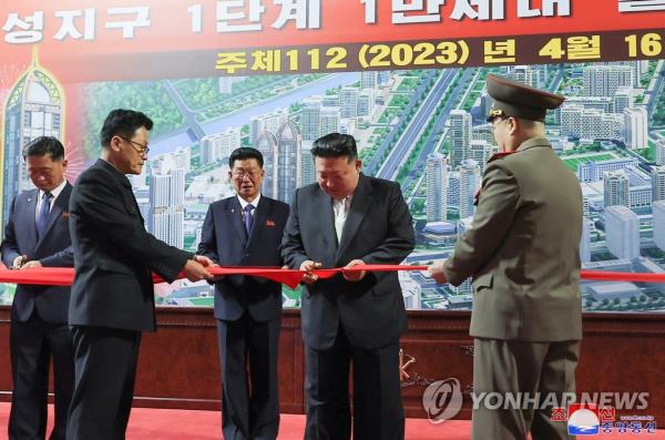 朝鲜领导人庆祝在平壤建造更多新住宅
