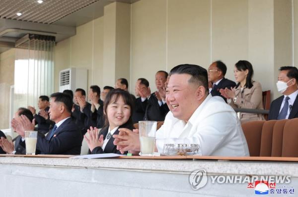 朝鲜领导人在已故祖父的生日之际观看体育比赛
