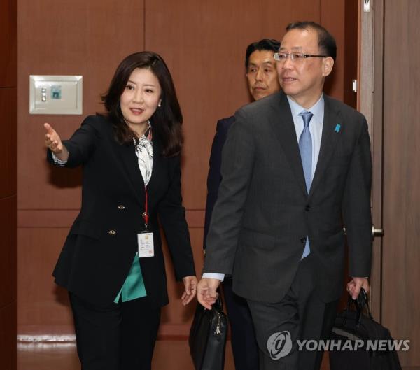 Seo Min-jung (L), director-general for Asia and Pacific affairs at South Korea's foreign ministry, guides her Japanese counterpart, Takehiro Funakoshi (R), to a meeting room at the ministry in Seoul on April 17, 2023, for security talks, the first such talks since March 2018. The two-plus-two talks, also attended by deputy directors-general of the two nations' defense ministries, took place as a follow-up of summit talks between South Korean President Yoon Suk Yeol and Japanese Prime Minister Fumio Kishida in March. (Yonhap)