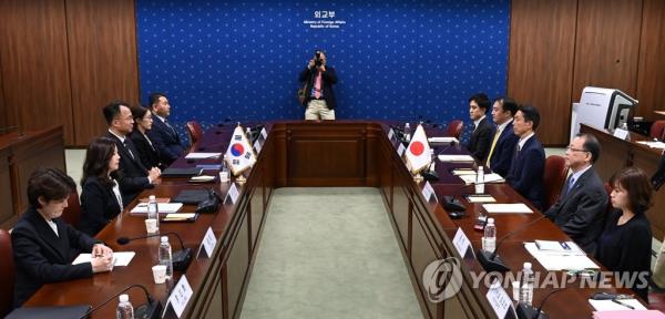韩国、日本举行5年来首次外交和国防官员安全会谈