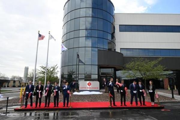 This photo provided by Lotte Biologics Co. shows officials posing for a photo during a reopening ceremony at the company's plant in Syracuse, New York, on April 17, 2023. (PHOTO NOT FOR SALE) (Yonhap)