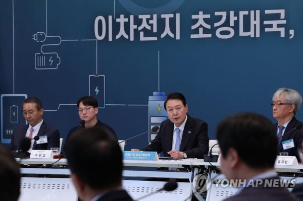 尹光雄承诺将全力支持可充电电池产业