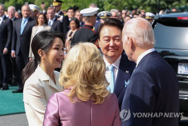 South Korean President Yoon Suk Yeol (2nd from R) and first lady Kim Keon Hee (L) are greeted by U.S. President Joe Biden (R) and first lady Jill Biden during a pre-summit welcoming event at the White House in Washington, D.C., on April 26, 2023. (Yonhap)