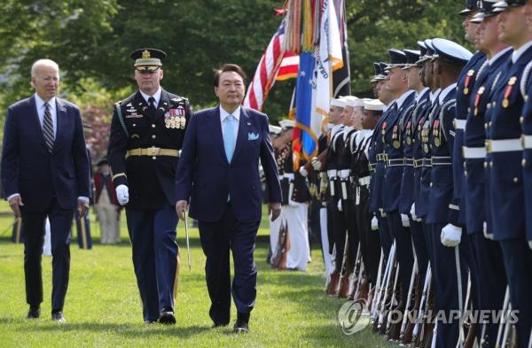 South Korean President Yoon Suk Yeol (R) and U.S. President Joe Biden (L) inspect an ho<em></em>nor guard during an official welcoming ceremony ahead of their summit at the White House in Washington, D.C., on April 26, 2023. (Yonhap)