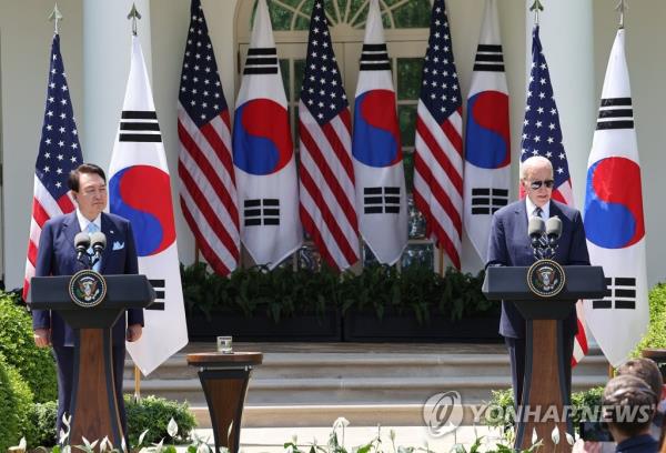 South Korean President Yoon Suk Yeol (L) and U.S. President Joe Biden hold a joint news co<em></em>nference after their summit at the White House in Washington, D.C., on April 26, 2023. (Yonhap)