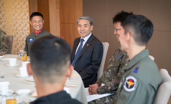 国防部长赞扬苏丹军队撤离任务