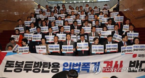反对党控制的议会单方面通过护理法案