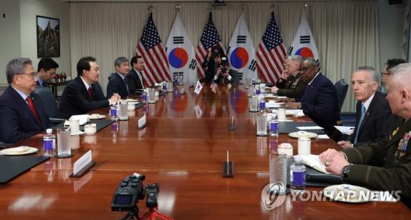 South Korean President Yoon Suk Yeol (2nd from L) meets with U.S. Secretary of Defense Lloyd Austin (3rd from R) during a visit to the Pentagon near Washington on April 27, 2023. (Yonhap)