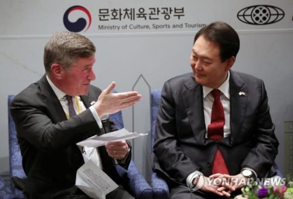 South Korean President Yoon Suk Yeol (R) co<em></em>nverses with Charles H. Rivkin, chairman and CEO of the U.S. Motion Picture Association (MPA) during the Global Creative Industry Leadership Forum at the MPA building in Washington, D.C. on April 27, 2023. (Yonhap)