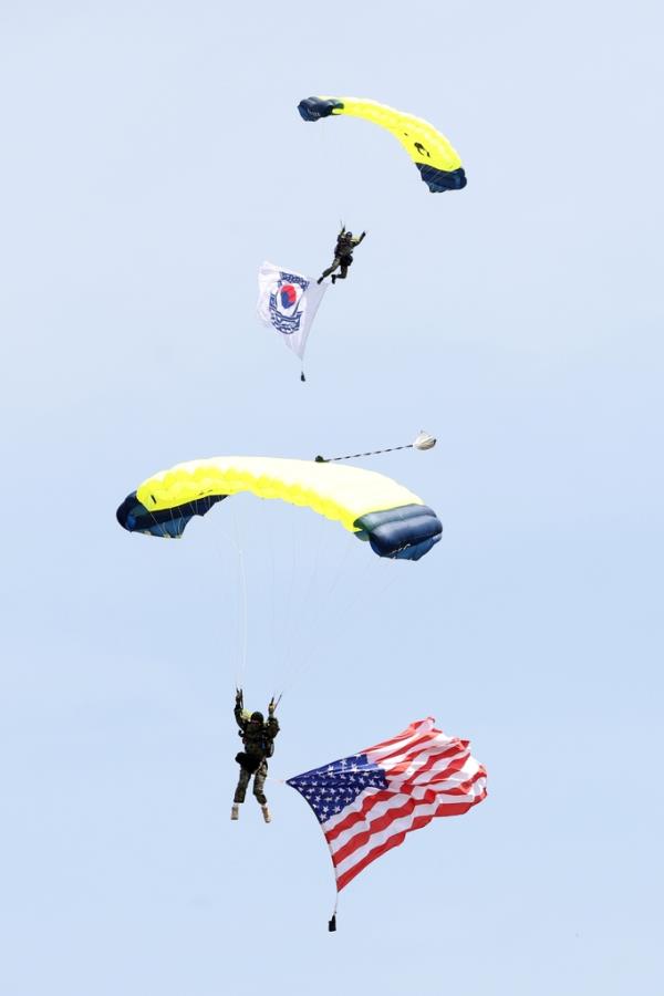 Soldiers engage in a South Korea-U.S. high-altitude, low-opening jump at a training site in Hanam, just southeast of Seoul, on April 28, 2023, in this photo released by the Army. (PHOTO NOT FOR SALE) (Yonhap)
