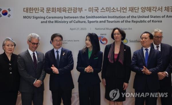 South Korea's first lady Kim Keon Hee (C) attends a signing ceremony for a memorandum of understanding between Seoul's culture ministry and the Smithso<em></em>nian Institution of the United States held at the Smithsonian's Natio<em></em>nal Museum of Asian Art in Washington, D.C., on April 27, 2023. (Pool Photo) (Yonhap)