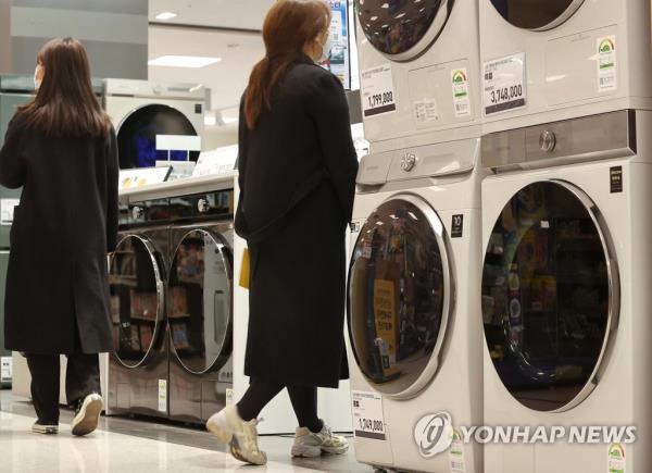 A Feb. 9, 2022, file photo of washers made by South Korean companies being sold at a shopping mall in central Seoul (Yonhap)