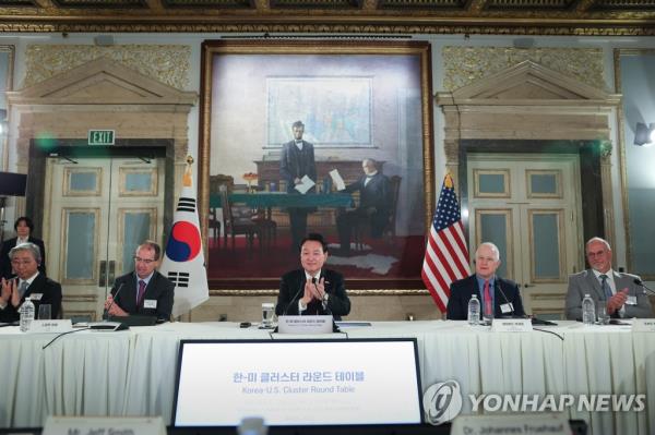 President Yoon Suk Yeol (C) attends the Korea-U.S. Cluster Round Table at a hotel in Boston on April 28, 2023. (Pool photo) (Yonhap)