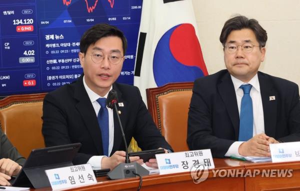 Rep. Jang Kyung-tae (L) of the main opposition Democratic Party speaks during a party meeting on March 22, 2023, in this file photo. (Yonhap)