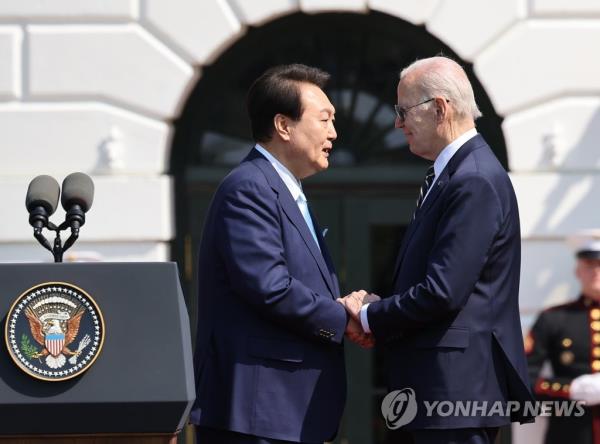 South Korean President Yoon Suk Yeol (L) and U.S. President Joe Biden shake hands during an official welcoming ceremony at the White House in Washington, D.C., on April 26, 2023. (Yonhap)