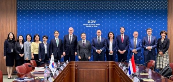 South Korea's Second Vice Foreign Minister Lee Do-hoon (7th from right) and members of the Dutch House of Representatives on Foreign Affairs Committee pose for a photo after a meeting at the foreign ministry building in Seoul on April 28, 2023, in this photo provided by the ministry. (PHOTO NOT FOR SALE) (Yonhap)
