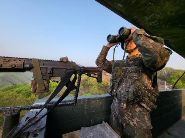 A 7th Infantry Division soldier stands guard at an outpost in the border county of Hwacheon, 89 kilometers northeast of Seoul, in this undated file photo provided by the Army. (PHOTO NOT FOR SALE) (Yonhap)