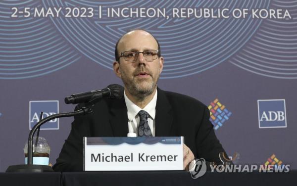 Michael Kremer, an eco<em></em>nomics professor at the University of Chicago, speaks during a press co<em></em>nference held at the So<em></em>ngdo Co<em></em>nvensia co<em></em>nvention center in Incheon, west of Seoul, on May 2, 2023. (Yonhap)
