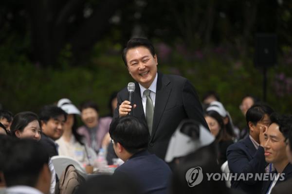 President Yoon Suk Yeol (C) speaks during a luncheon meeting with reporters covering him at the presidential office in Seoul on May 2, 2023, in this photo released by his office. (PHOTO NOT FOR SALE) (Yonhap)