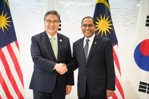 外交部长呼吁加强与马来西亚的关系