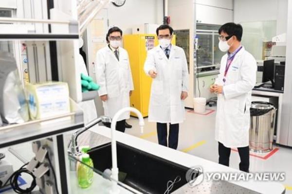 This file photo, provided by the Ministry of Trade, Industry and Energy, shows Minister Lee Chang-yang (C) visiting a lab of Merck Life Science in Incheon, west of Seoul, on Oct. 28, 2022. (PHOTO NOT FOR SALE) (Yonhap)