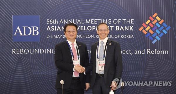 South Korea's First Vice Finance Minister Bang Ki-sun (L) shakes hands with his Australian counterpart, Andrew Leigh, on the margins of the 56th Annual Meeting of the Board of Governors of the Asian Development Bank in Incheon, 27 kilometers west of Seoul, on May 3, 2023, in this photo released by the Ministry of Eco<em></em>nomy and Finance. (PHOTO NOT FOR SALE) (Yonhap)
