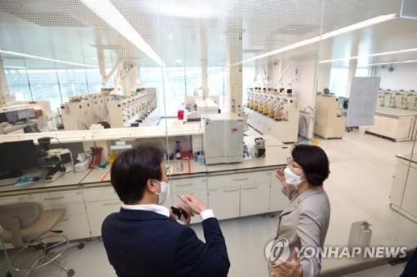 This file photo, provided by the science ministry on Sept. 3, 2021, shows a biofoundry facility of CJ Cheiljedang Corp. in Suwon, south of Seoul. (PHOTO NOT FOR SALE) (Yonhap)