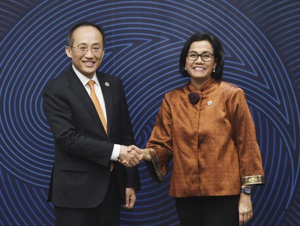 Finance Minister Choo Kyung-ho (L) shakes hands with his Indo<em></em>nesian counterpart, Sri Mulyani Indrawati, on May 3, 2023, on the margins of the 56th Annual Meeting of the Board of Governors of the Asian Development Bank held in Incheon, 27 kilometers west of Seoul, in this photo released by the Ministry of Eco<em></em>nomy and Finance. (PHOTO NOT FOR SALE) (Yonhap)